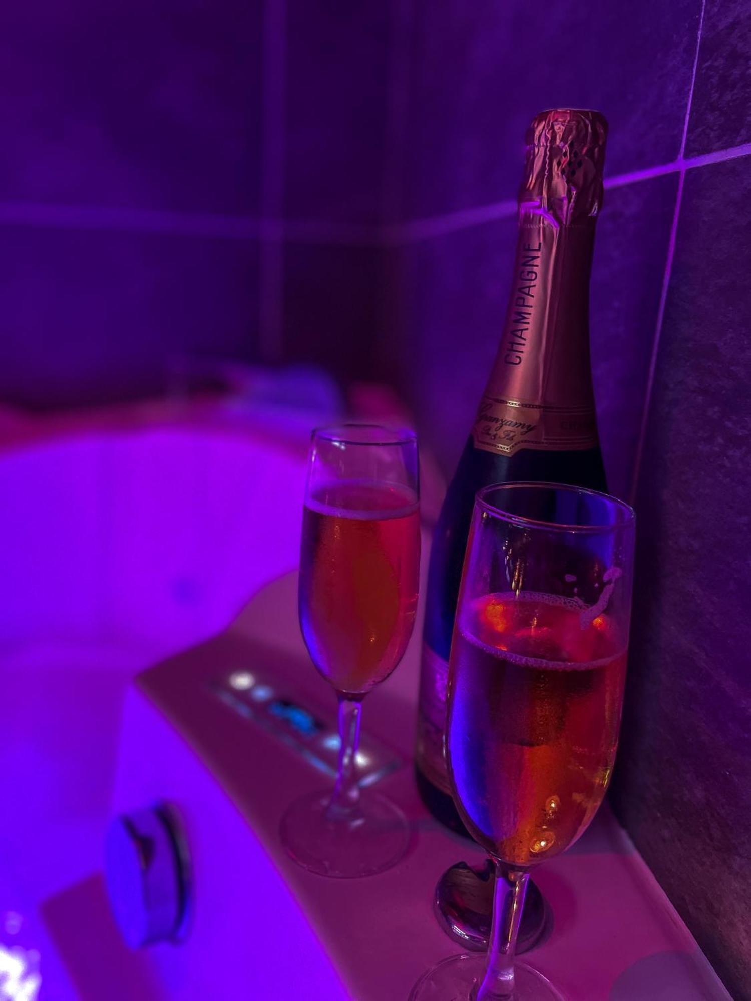 Loveroomxspa Bourg-Saint-Christophe Exteriér fotografie