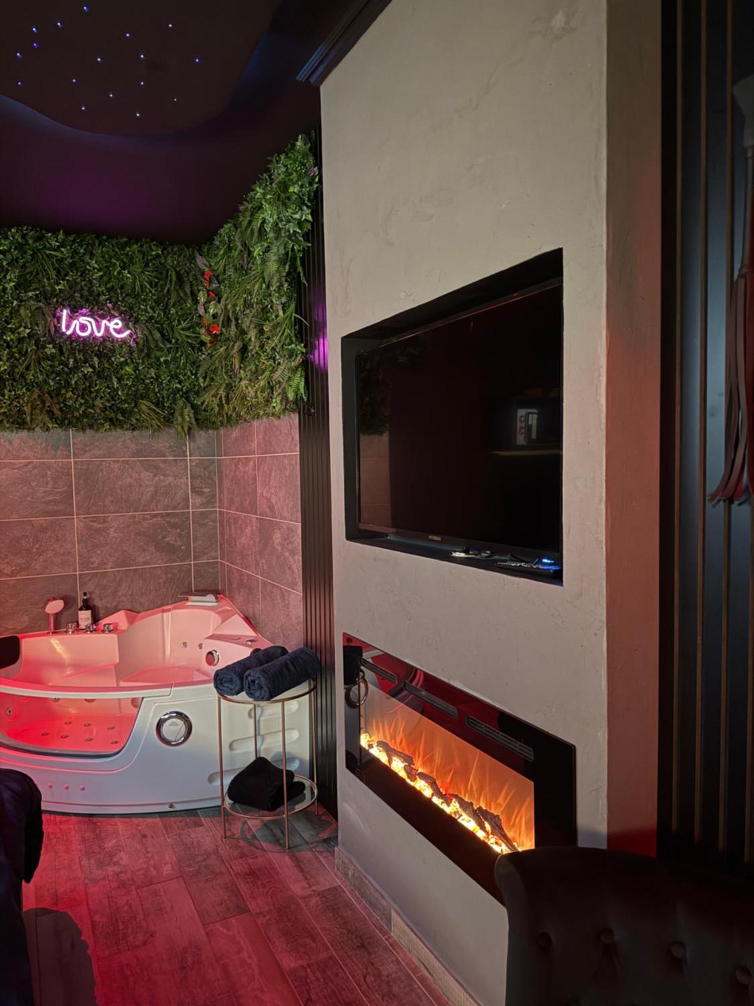 Loveroomxspa Bourg-Saint-Christophe Exteriér fotografie